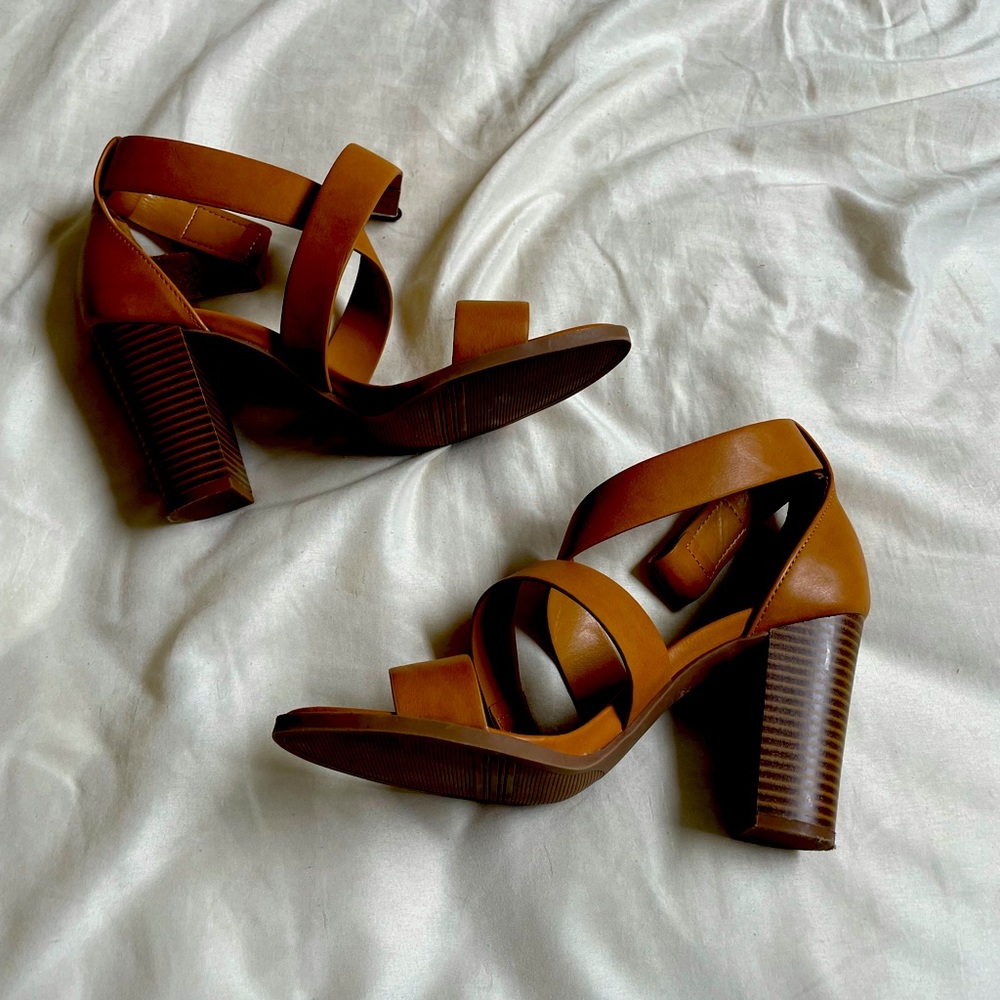 Simply Vera Vera Wang Brown heels